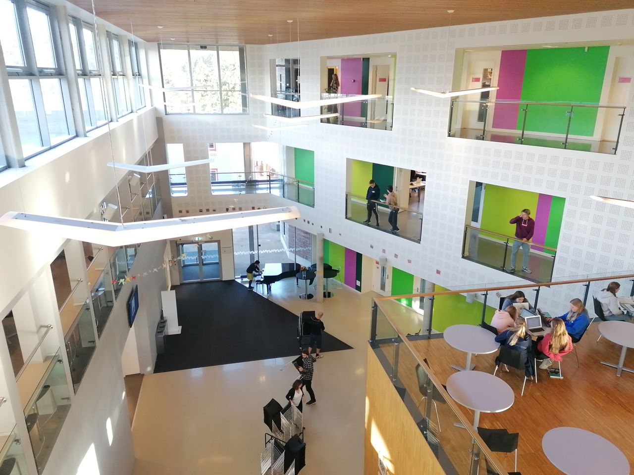 Bilde fra fellesområdet inne på skolen