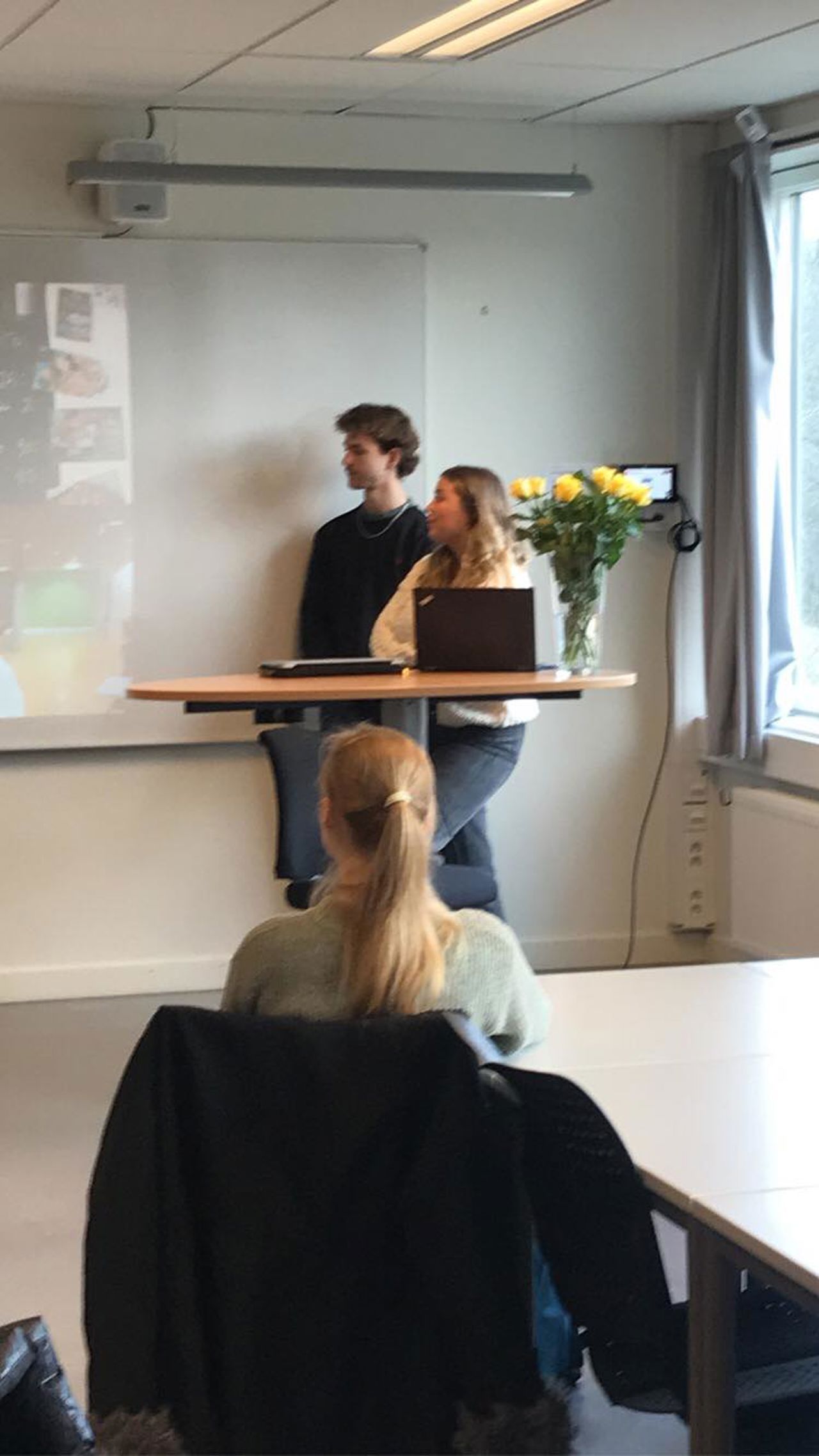 Elever som presenterer skolen