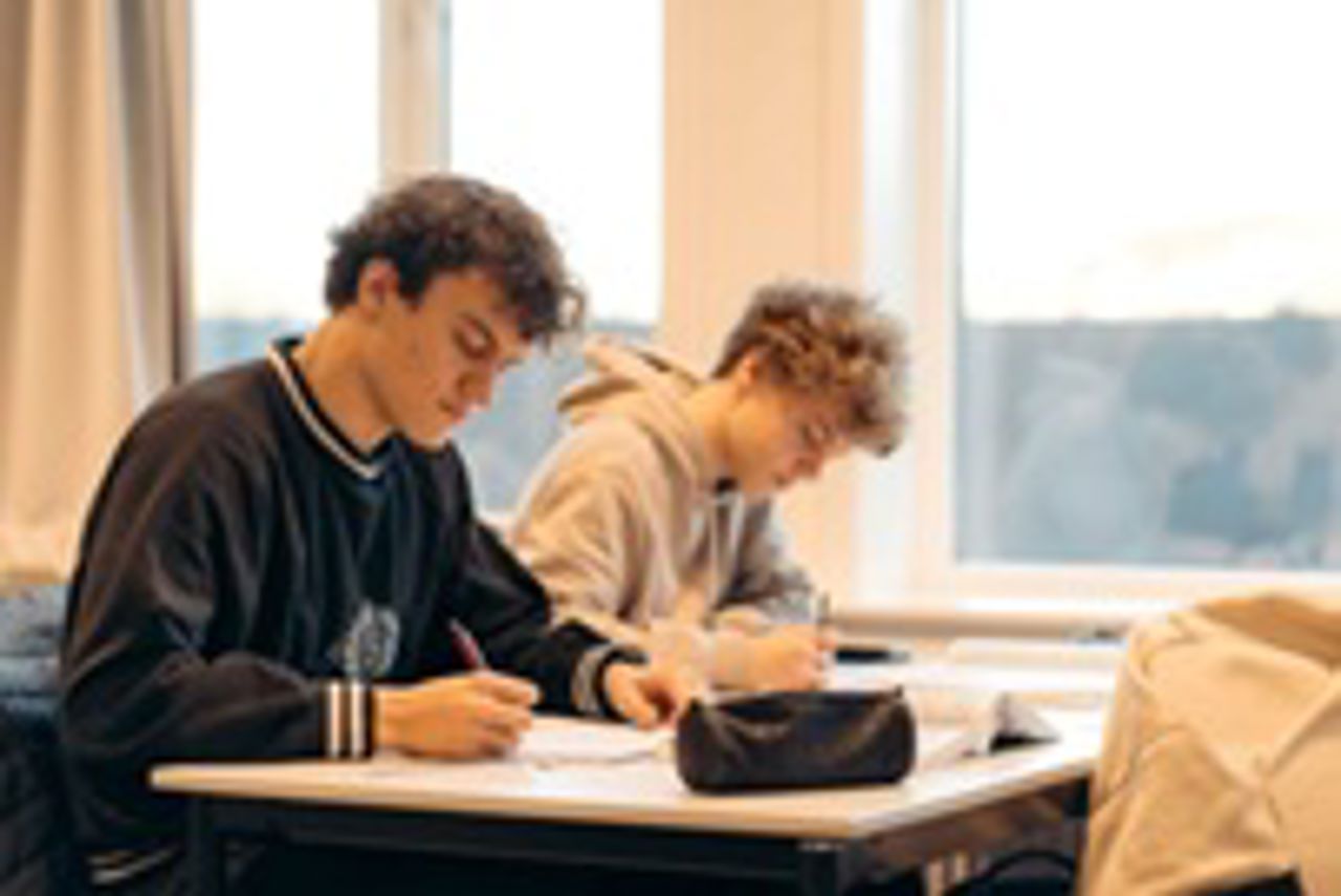 Elever arbeider i klasserommet