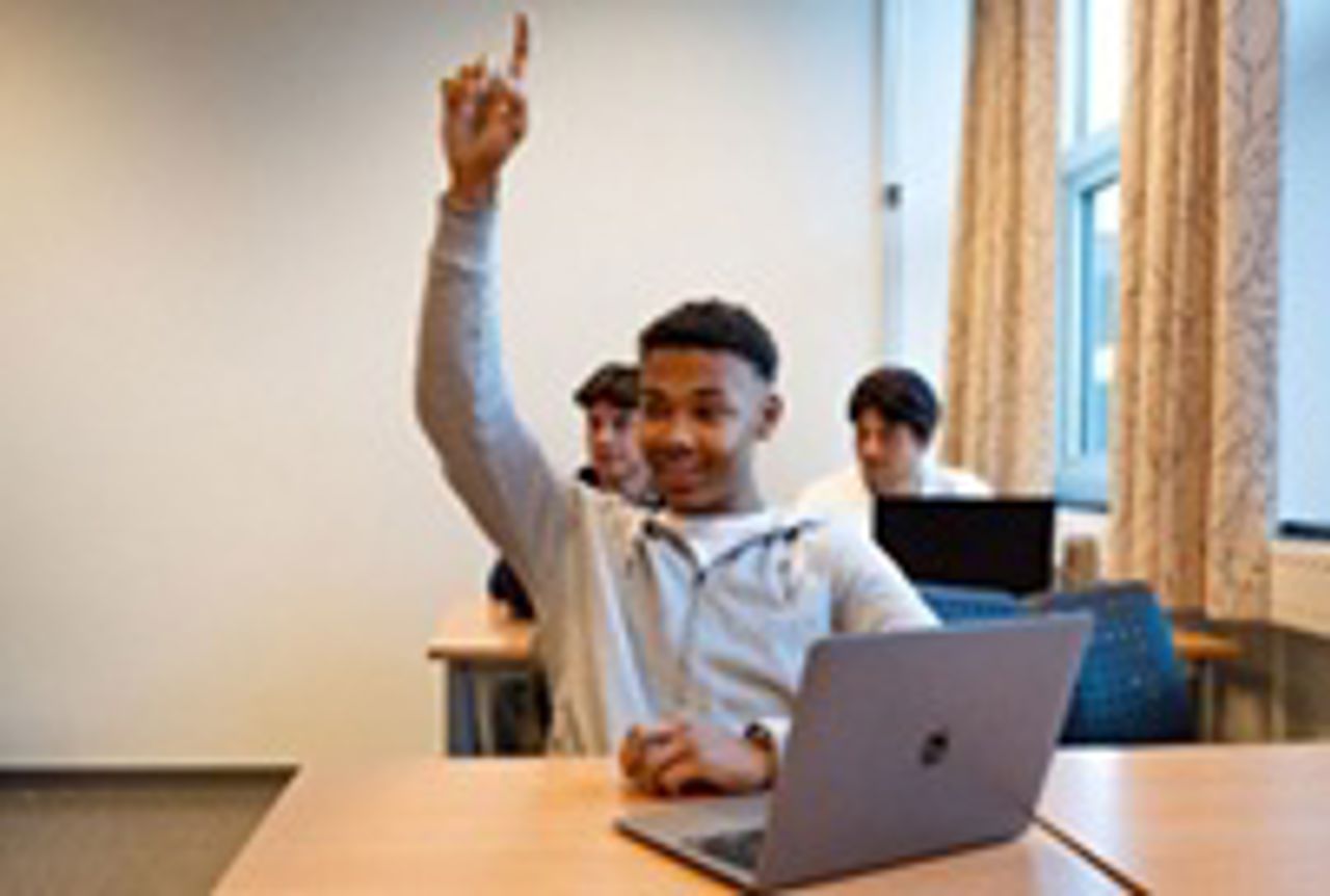 Elev stiller spørsmål i sosiologitimen