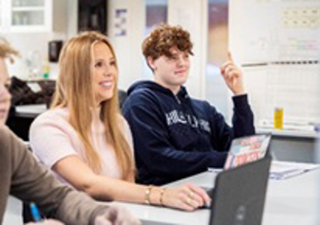 Elever med spørsmål i klasserommet