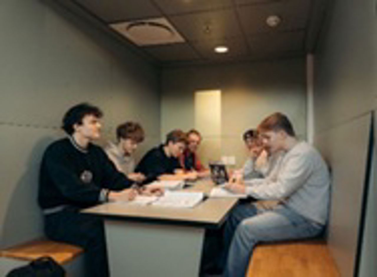 Elever jobber med engelsk utenfor klasserommet